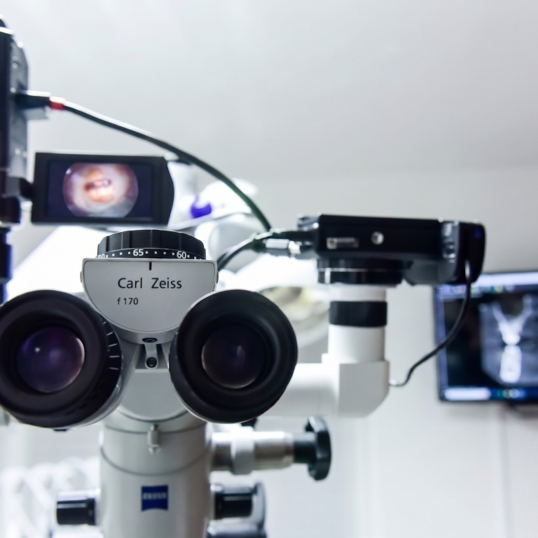 UniqueDent-microscop-dentar-tratatmente-de-canal